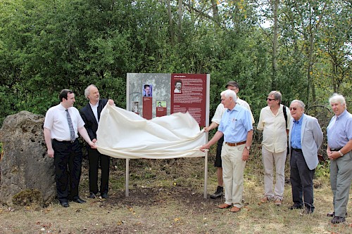 Révélation du tableau d'informations bordant le chemin Alfred Döblin en août 2015. De gauche à droite: Stefan Klopp, le maire Stephan Strichertz, Patric Bies (caché), Günter Lang, Dr. Ralph Schock et Fred Oberhauser † Révélation du tableau d'informations bordant le chemin Alfred Döblin en août 2015. De gauche à droite: Stefan Klopp, le maire Stephan Strichertz, Patric Bies (caché), Günter Lang, Dr. Ralph Schock et Fred Oberhauser †