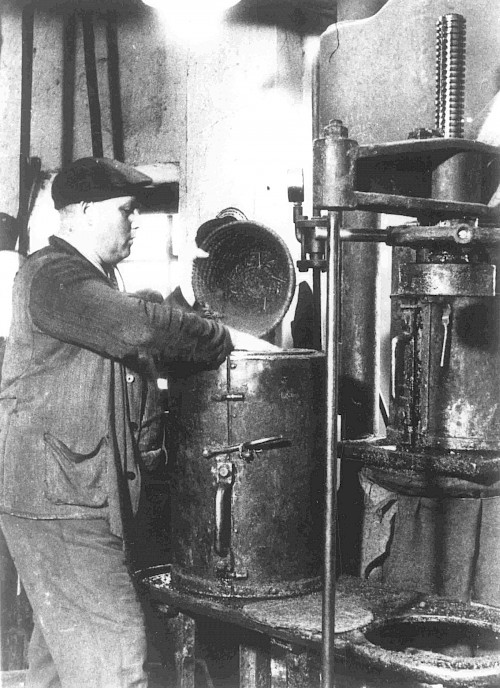 In „Werns Mühle“ im Ostertal stellte man bis 1959 Speiseöle mit Wasser angetriebenen Stempelpressen her.