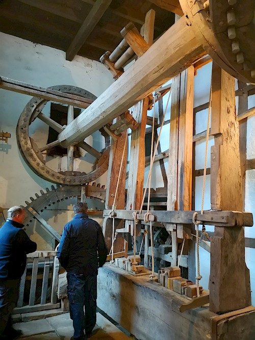 Ölgewinnung mit einer hölzernen Presse aus dem 18. Jahrhundert.