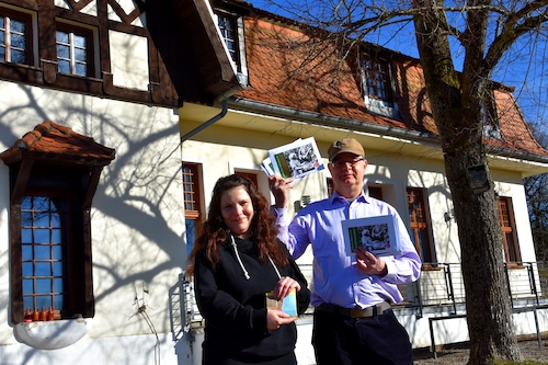 Patric Bies mit Saatgut-Aktivistin Nicole Schuh beim Verteilen von Bohnen-Saatgut