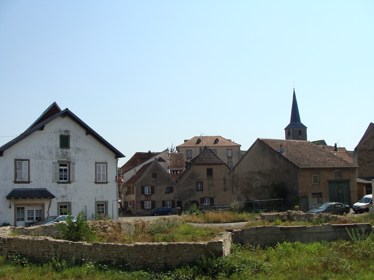 Traurige Realität im mittelalterlichen Fénétrange: Abgerissene Häuser entlang der historischen Stadtmauer.