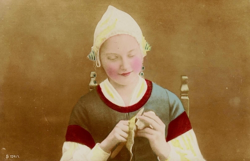 Junge Flämin beim Kartoffelschälen um 1900