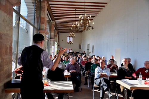 Patric Bies vor Teilnehmern des Leindotterforums