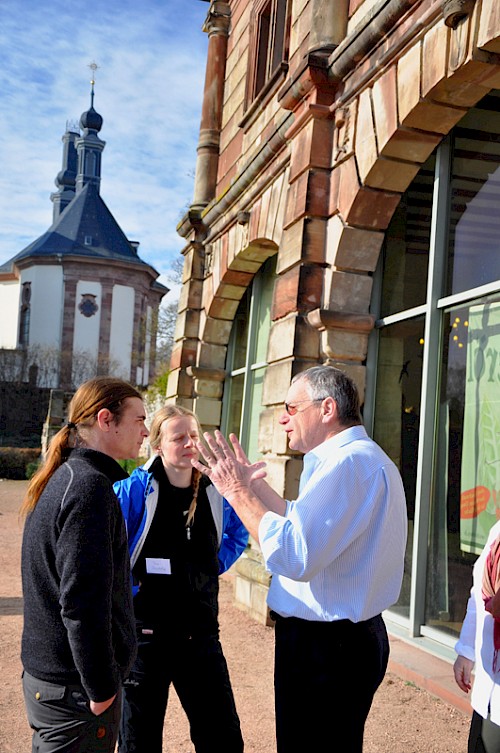 Thomas Kaiser im Gespäch mit Ölbauern