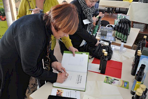 Usch von der Winden signiert ihr Buch