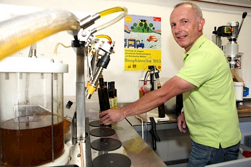 Jörg Hector beim Abfüllen von Leindotteröl