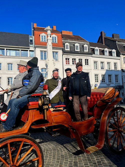 Patric Bies von der Bliesgau Ölmühle, begrüßt auf dem St. Johanner Markt "Linsenkönig" Mathias I. und bedankt sich persönlich für dessen Unterstützung des Linsenprojekts, das inzwischen schon fünf Sorten hervorgebracht hat. Soviel wie kein anderes Anbau-Projekt in Deutschland.