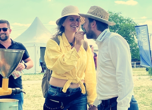 Zu schade für’s Vieh? Frischer Leindotterpresskuchen wird am Stand verkostet