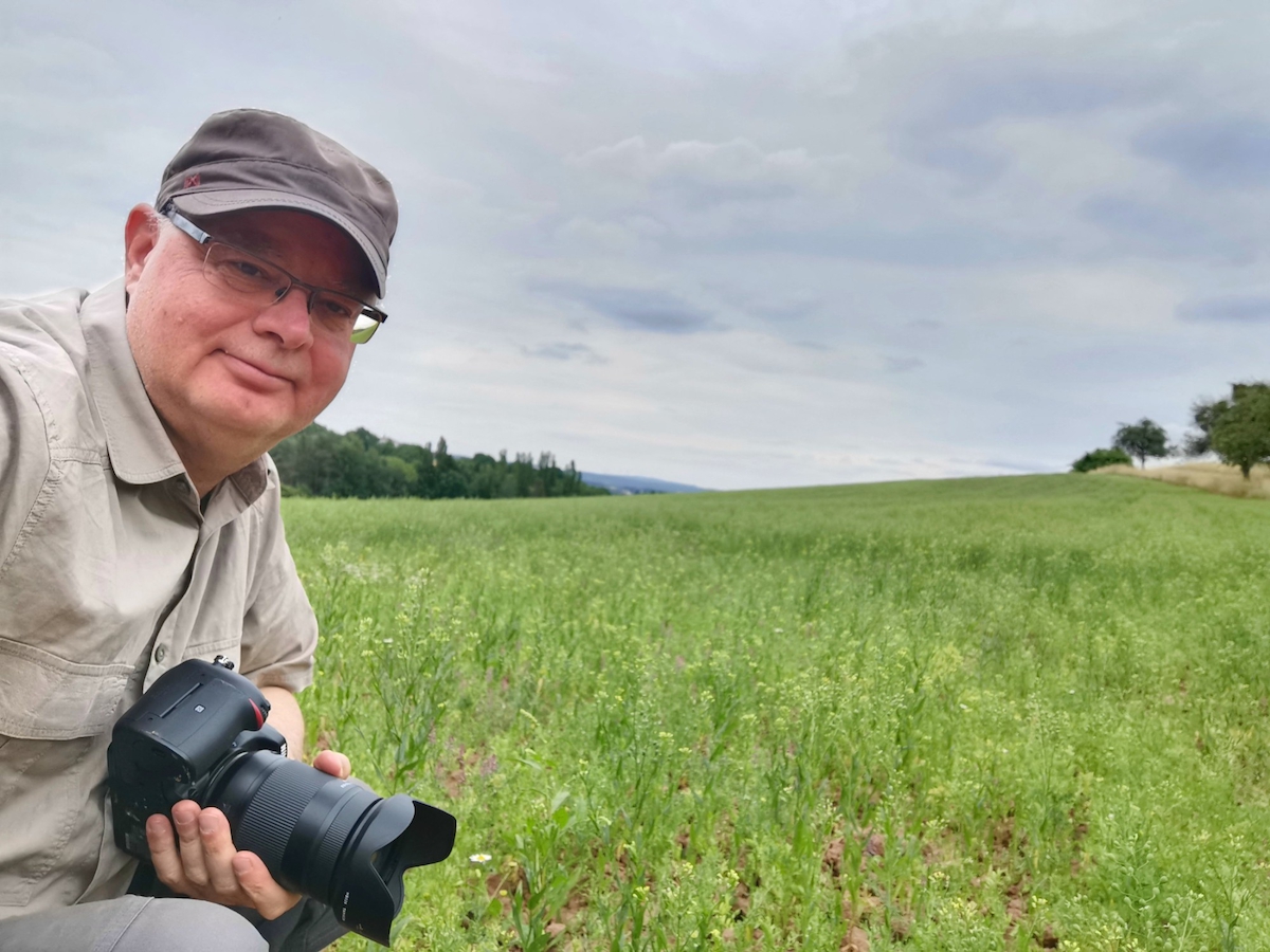 Patric Bies am Linsen-Leindotterfeld bei Oberthal Patric Bies am Linsen-Leindotterfeld bei Oberthal