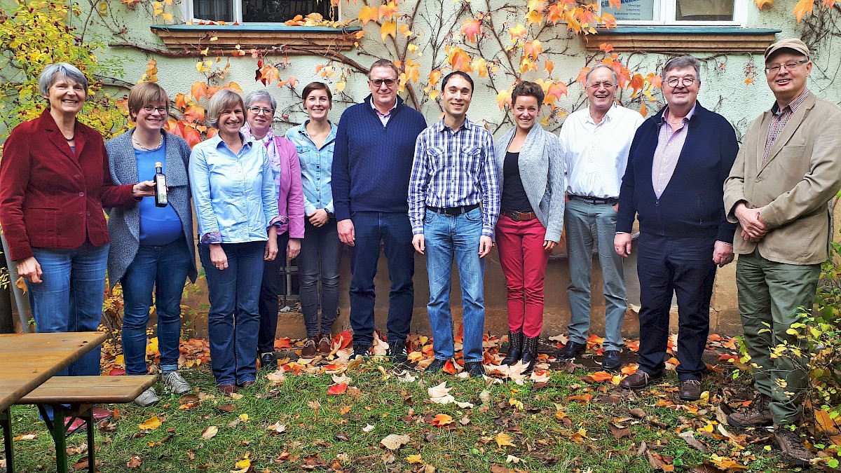 Leindotter-Initiative im Winter 2018  v.l.n.r.: Marion Ruppaner, Agrarreferentin, Bund Naturschutz Bayern e.V. 
/ Anne Fröhlich, Bundesverband dezentrale Ölmühlen und Pflanzenöltechnik e.V. (BDOel), Öko-Modellregion
 / Barbara Heydenreich, Netzwerk blühende Landschaft
 / Annette Seehaus-Arnold, Deutscher Berufs- und Erwerbsimkerbund e.V. / Andrea Winter, Regionalinitiative Artenreiches Land – Lebenswerte Stadt e.V.
 / Rainer Reuß, Präsident des Bundesverbands dezentraler Ölmühlen und Pflanzenöltechnik e.V. (BDOel)
 / Aaron Breivogel, Deutsche Amphibolin-Werke von Robert Murjahn (DAW SE)
 / Constanze Gohlke, Bundesverband dezentrale Ölmühlen und Pflanzenöltechnik e.V. (BDOel)
 / Thomas Kaiser, Ludwig-Bölkow-Stiftung
 / Peter Maske, Präsident des Deutschen Imkerbundes e.V. 
/ Patric Bies, Bliesgau Ölmühle Leindotter-Initiative im Winter 2018  v.l.n.r.: Marion Ruppaner, Agrarreferentin, Bund Naturschutz Bayern e.V. 
/ Anne Fröhlich, Bundesverband dezentrale Ölmühlen und Pflanzenöltechnik e.V. (BDOel), Öko-Modellregion
 / Barbara Heydenreich, Netzwerk blühende Landschaft
 / Annette Seehaus-Arnold, Deutscher Berufs- und Erwerbsimkerbund e.V. / Andrea Winter, Regionalinitiative Artenreiches Land – Lebenswerte Stadt e.V.
 / Rainer Reuß, Präsident des Bundesverbands dezentraler Ölmühlen und Pflanzenöltechnik e.V. (BDOel)
 / Aaron Breivogel, Deutsche Amphibolin-Werke von Robert Murjahn (DAW SE)
 / Constanze Gohlke, Bundesverband dezentrale Ölmühlen und Pflanzenöltechnik e.V. (BDOel)
 / Thomas Kaiser, Ludwig-Bölkow-Stiftung
 / Peter Maske, Präsident des Deutschen Imkerbundes e.V. 
/ Patric Bies, Bliesgau Ölmühle